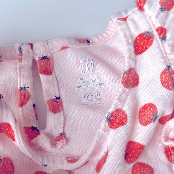 Gap Baby strawberry romper EUC size 12-18 months - Picture 2 of 3